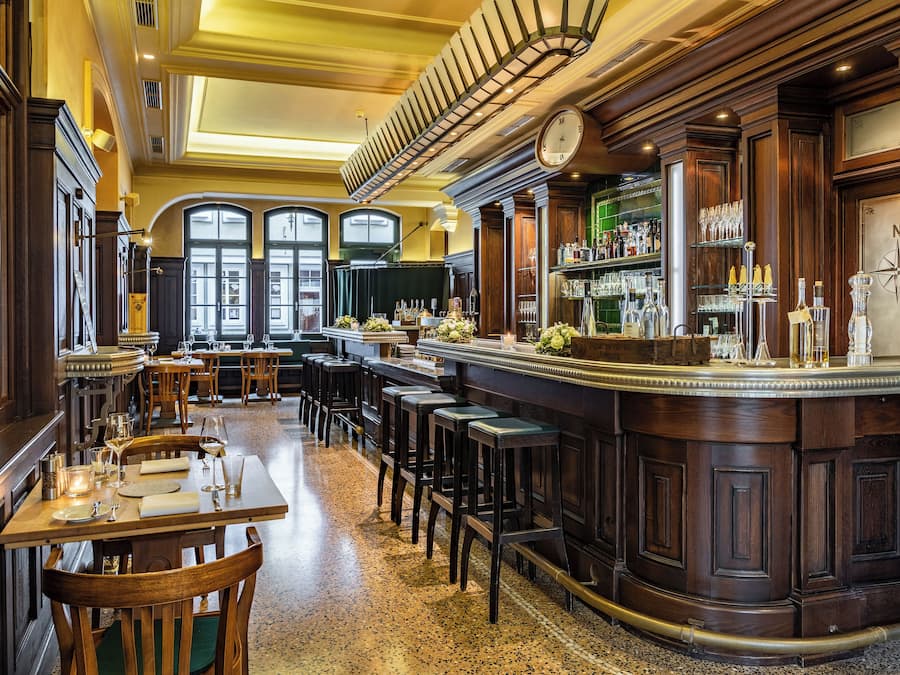 Phục vụ bữa trưa và bữa tối, đặc sản vùng