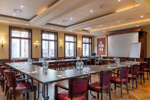 Lunsj og middag serveres, regionale retter