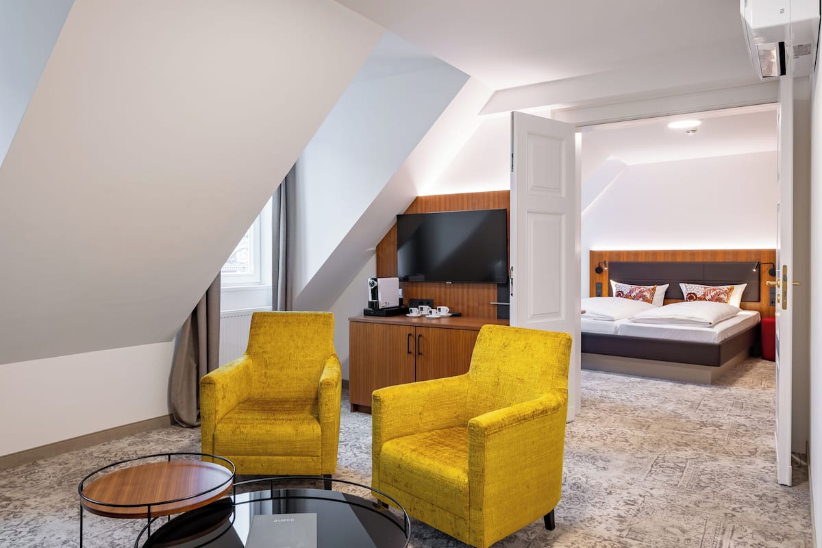 deluxe suite | 1 bedroom, hypo-allergenic bedding, in-room safe, individually furnished