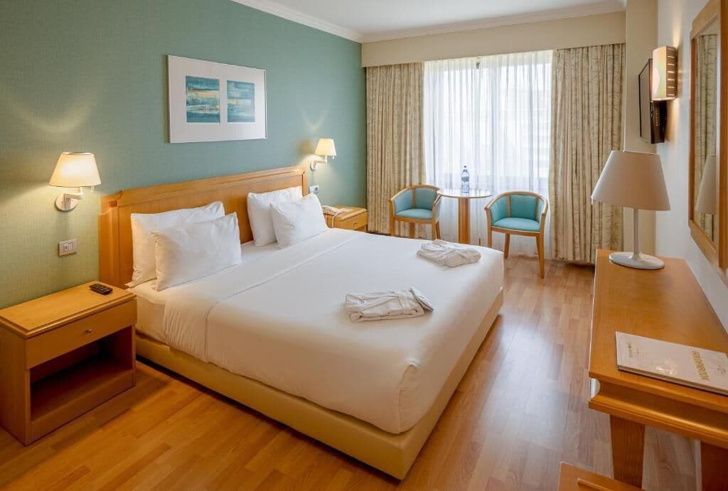 Quarto superior | Frigobar, cofres nos quartos, escrivaninha, cortinas blackout