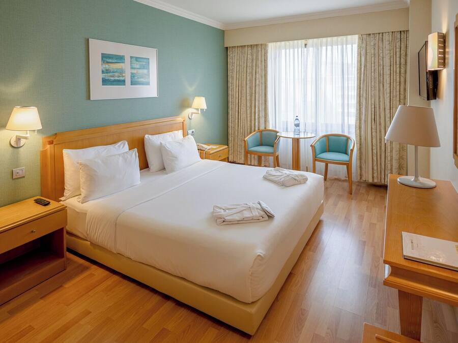 Een minibar, een kluis op de kamer, een bureau, verduisterende gordijnen