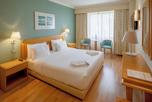 1 kamar tidur, minibar, brankas, dan meja kerja