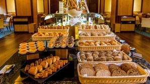 A buffet with various baked goods and pastries. - SANA Metropolitan Hotel (Lisbon)