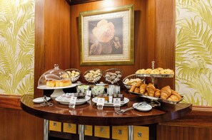 Free buffet breakfast  - Hotel Metropole (Lisbon)