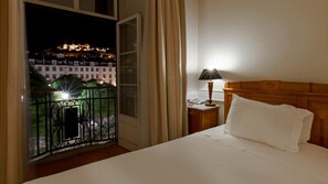 Kamer, 1 twee- of 2 eenpersoonsbedden (Rossio and Castle View) | Een minibar, een kluis op de kamer, verduisterende gordijnen