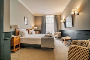 Minibar, in-room safe, blackout drapes, iron/ironing board - Hotel Metropole (Lisbon)