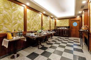 Free buffet breakfast 