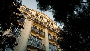 A multi-story building with ornate balconies and classical architectural details. - Hotel Metropole (Lisbon)