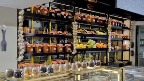 Una exhibición de alimentos con varios frascos y productos frescos.