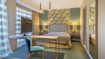 Junior Suite | Minibar, in-room safe, desk, soundproofing