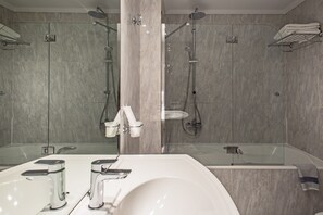 Superior kamer, 1 twee- of 2 eenpersoonsbedden | Badkamer | Gratis toiletartikelen, een haardroger, pantoffels, handdoeken
