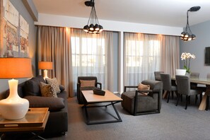 Penthouse | Woonruimte | Een 49-inch lcd-televisie met satellietzenders en een televisie