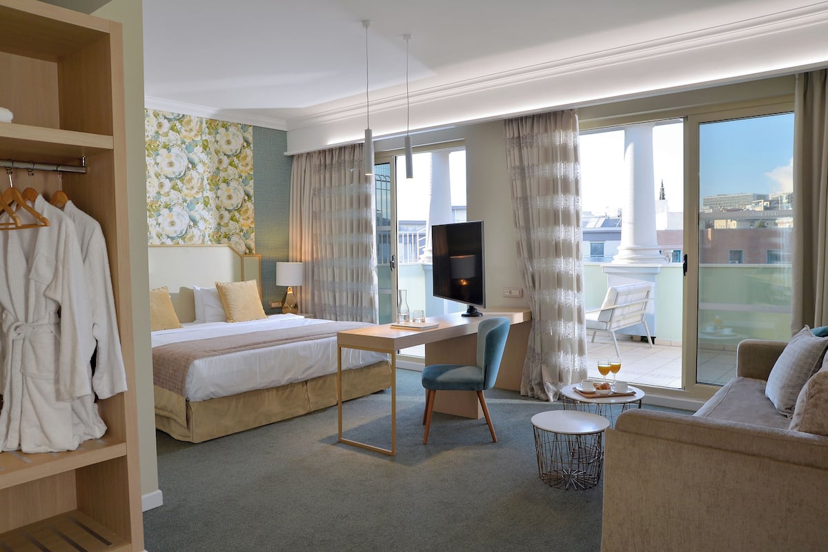 Suite (Master) | 1 bedroom, minibar, in-room safe, desk