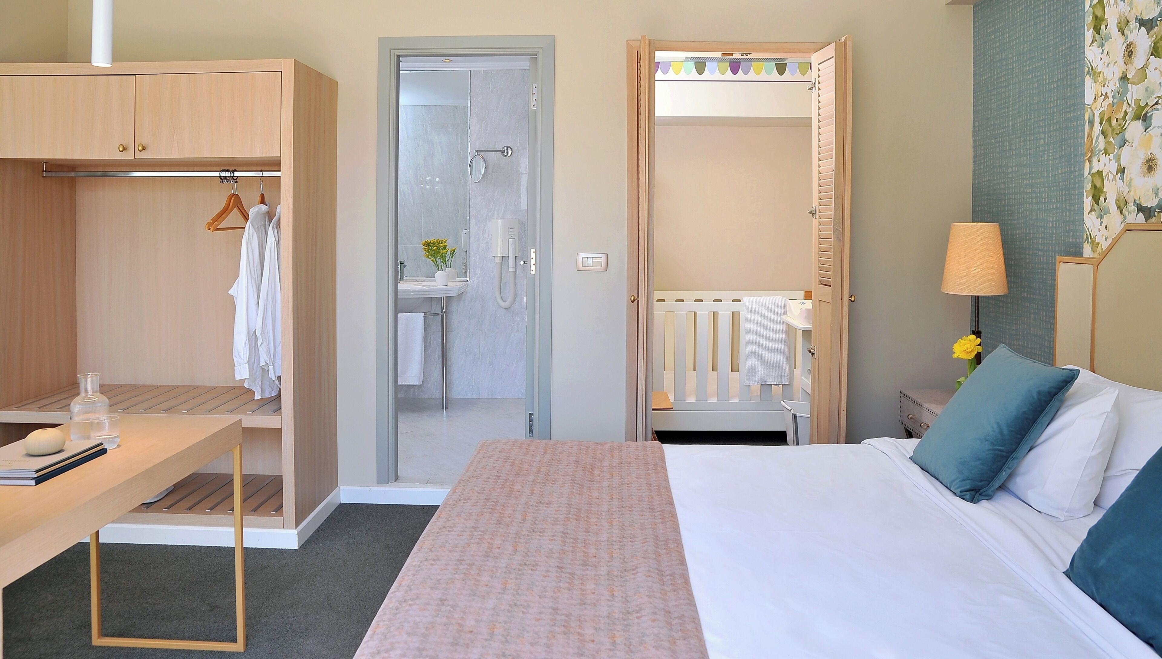 Minibar, coffres-forts dans les chambres, bureau, chambres insonorisées