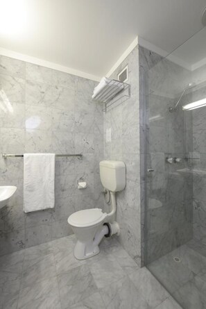 Deluxe Room, 1 Bedroom, Private Bathroom, Park View | Bathroom