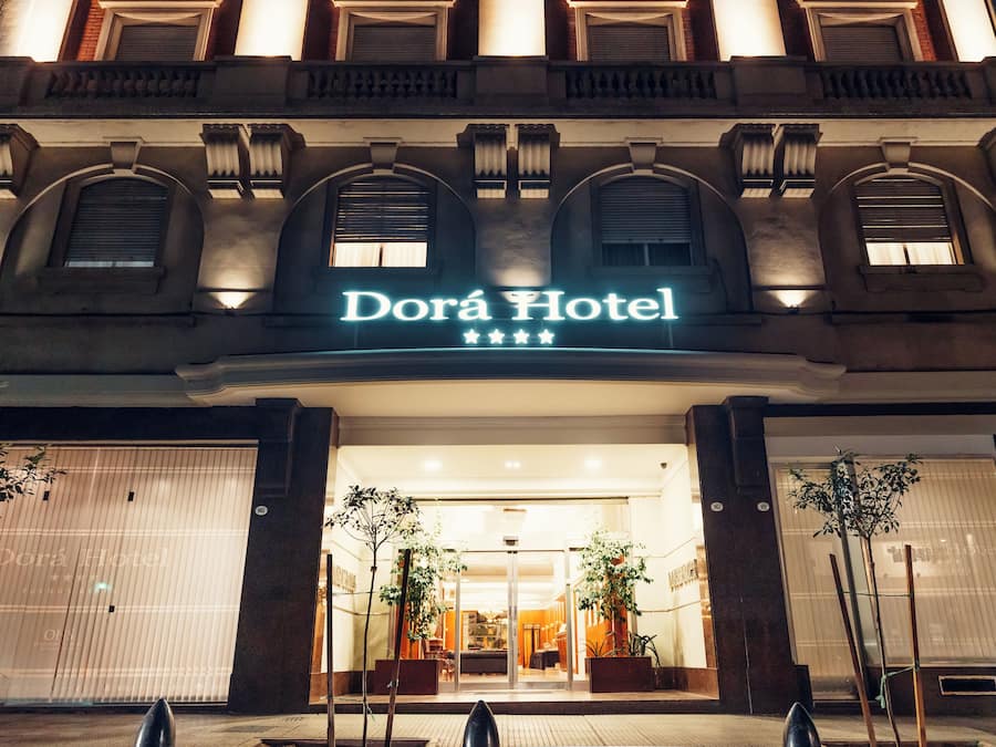 Fachada de la propiedad por la tarde o noche