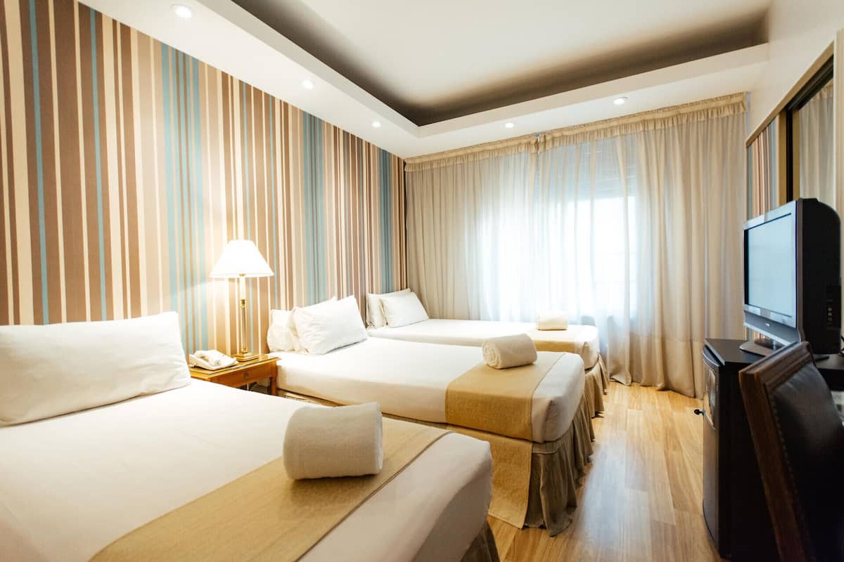 Peralatan tempat tidur premium, bar mini, peti besi dalam bilik