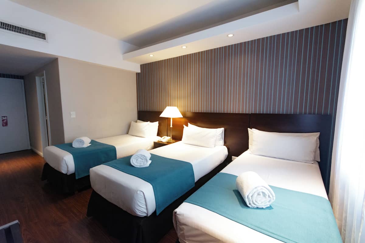 Superior Triple Room | Peralatan tempat tidur premium, bar mini, peti besi dalam bilik
