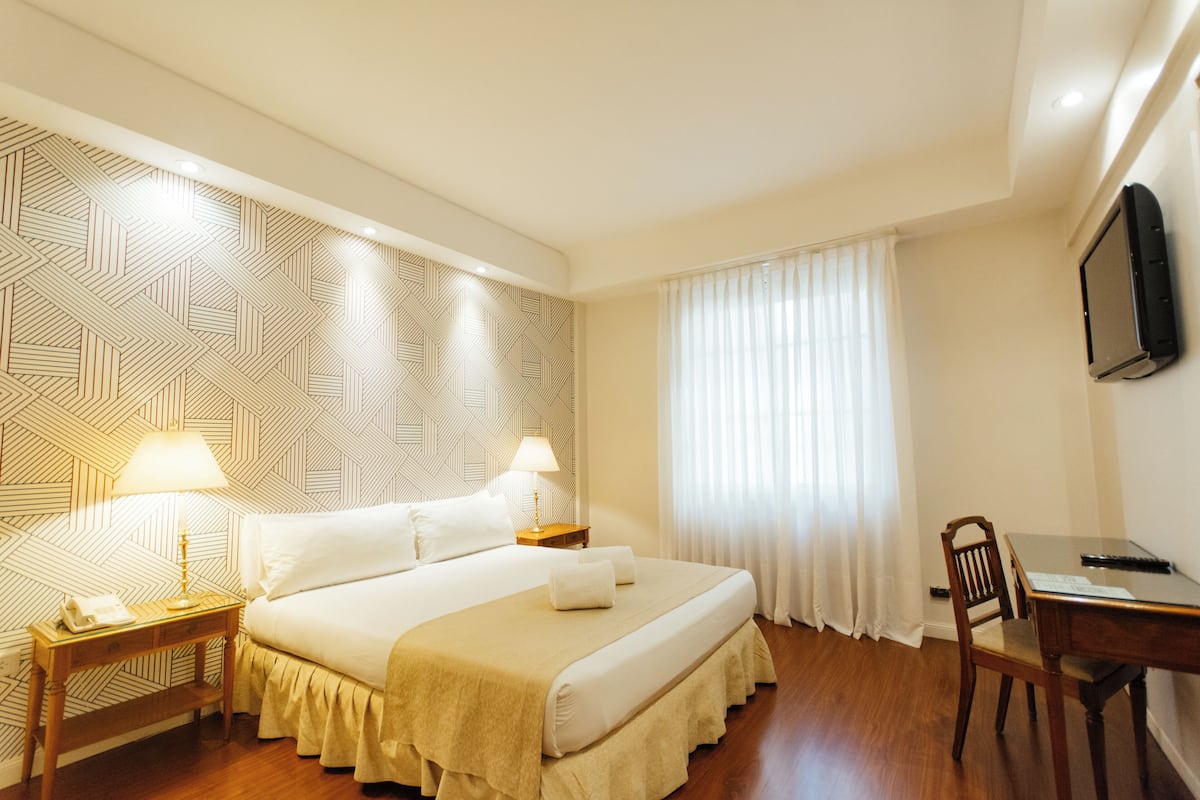 Standard Double Room | Peralatan tempat tidur premium, bar mini, peti besi dalam bilik