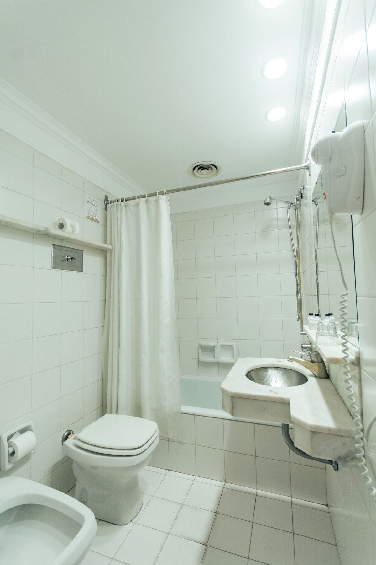 Ducha y bañera combinadas y bañera profunda