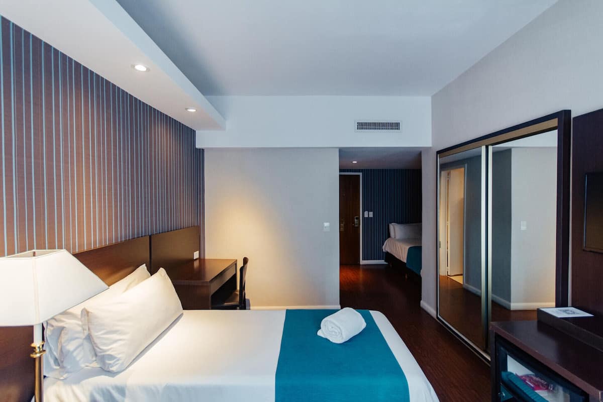 Peralatan tempat tidur premium, bar mini, peti besi dalam bilik