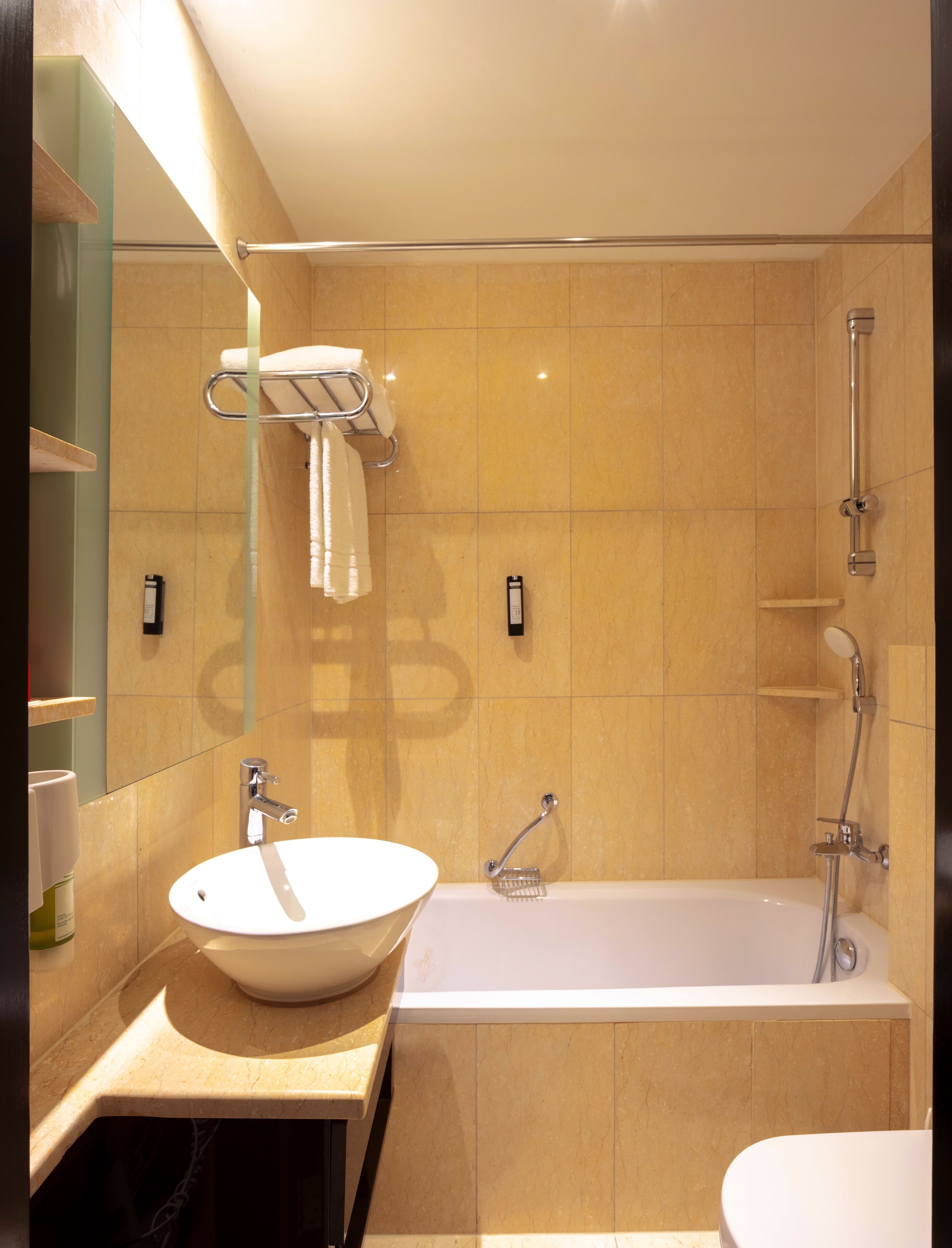 Une salle de bain moderne avec un grand lavabo, une baignoire et une douche.