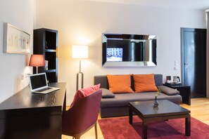 Comfort-Studiosuite | Wohnzimmer | 55-Zoll-Smart-TV mit Satellitenempfang, Fernseher, Netflix