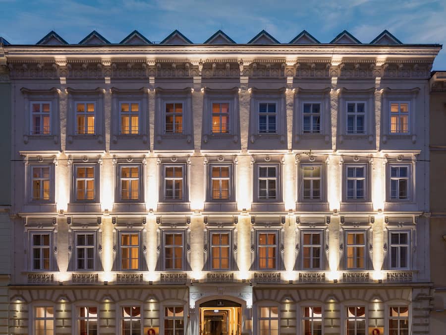 Fachada da propriedade à noite