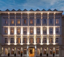 Voorkant accommodatie - avond/nacht