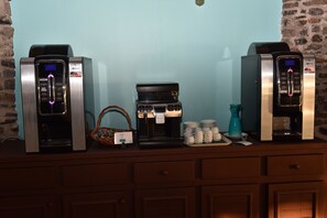 Petit déjeuner buffet (16 EUR par personne)