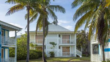 Vista frontal de la propiedad