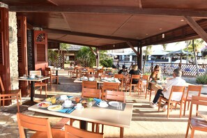 Desayuno buffet (EUR 16 por persona) 