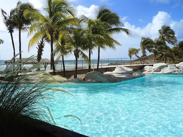 Una piscina al aire libre