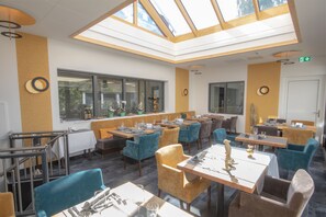 Se sirven almuerzos, cenas y cocina regional 