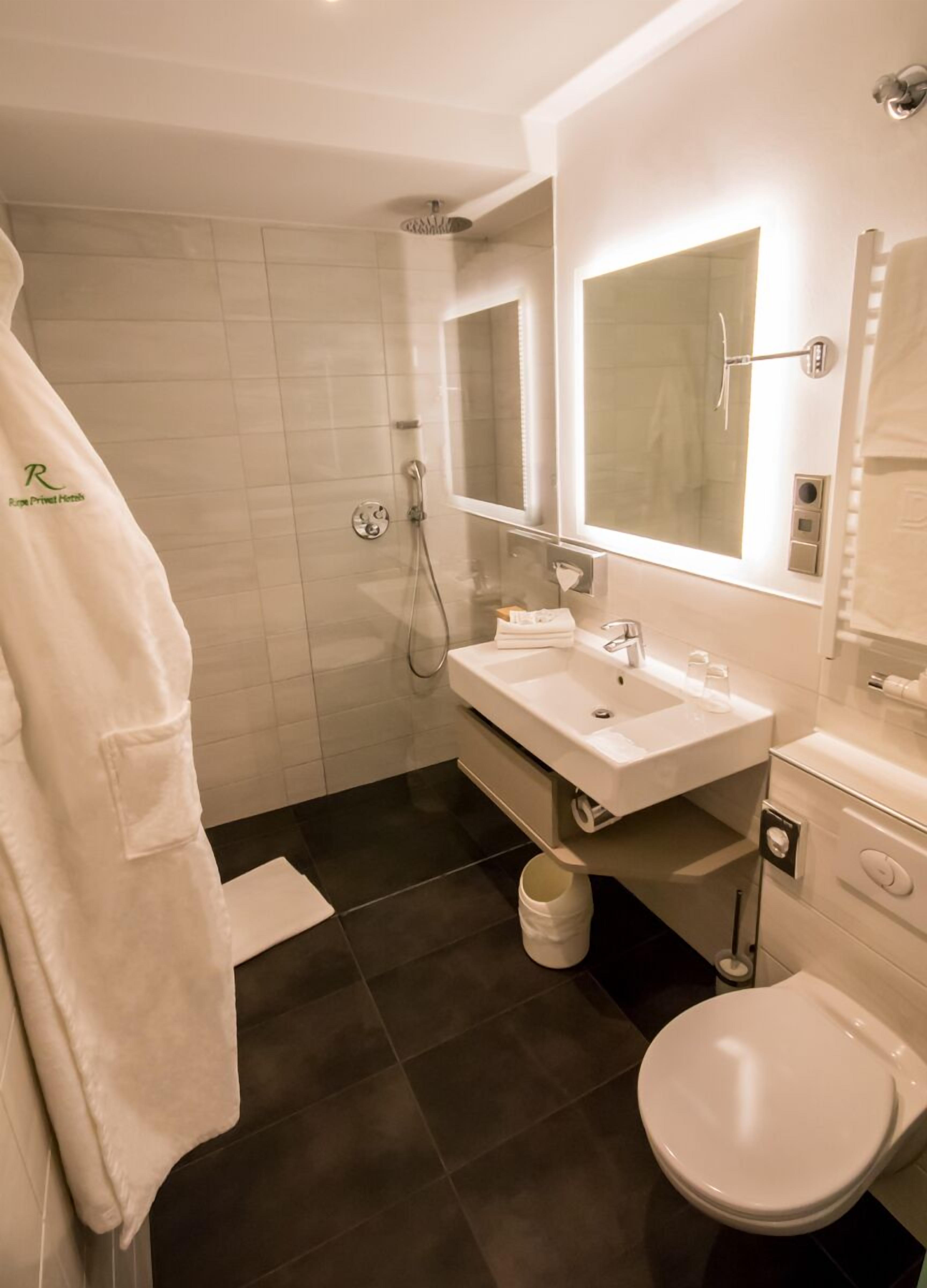 comfort double room | bathroom | free toiletries, hair dryer, towels