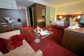 Hypo-allergenic bedding, minibar, in-room safe, desk