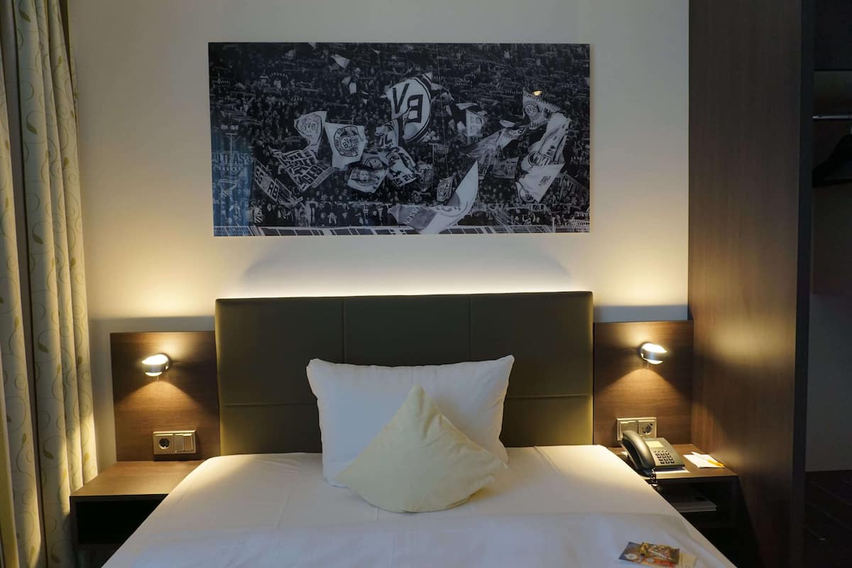 business single room | hypo-allergenic bedding, minibar, in-room safe, desk