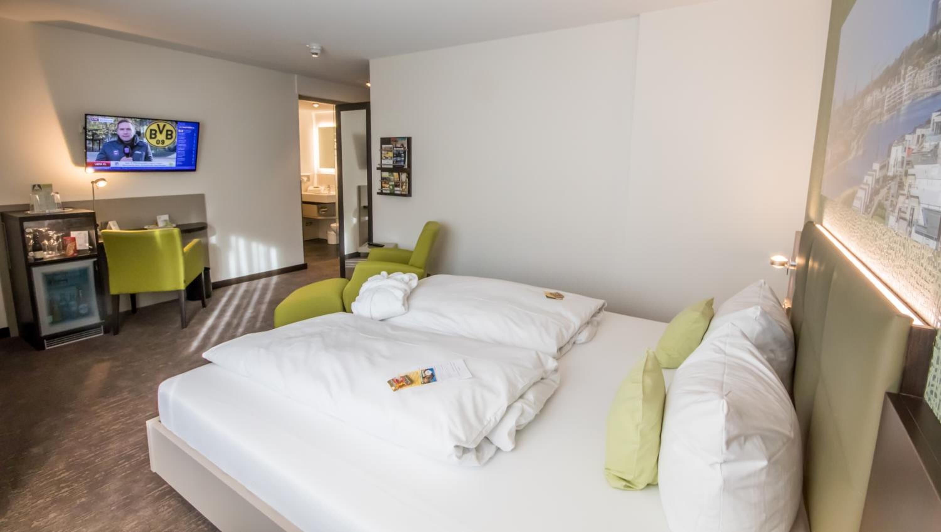 Allergikerbettwaren, Minibar, Zimmersafe, Schreibtisch