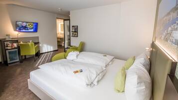 Allergikerbettwaren, Minibar, Zimmersafe, Schreibtisch