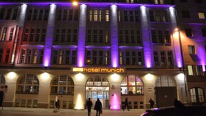 The exterior of the Art Hotel Munich with illuminated columns and arches. - Arthotel Munich (Munich)