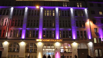 Bagian depan properti - sore/malam