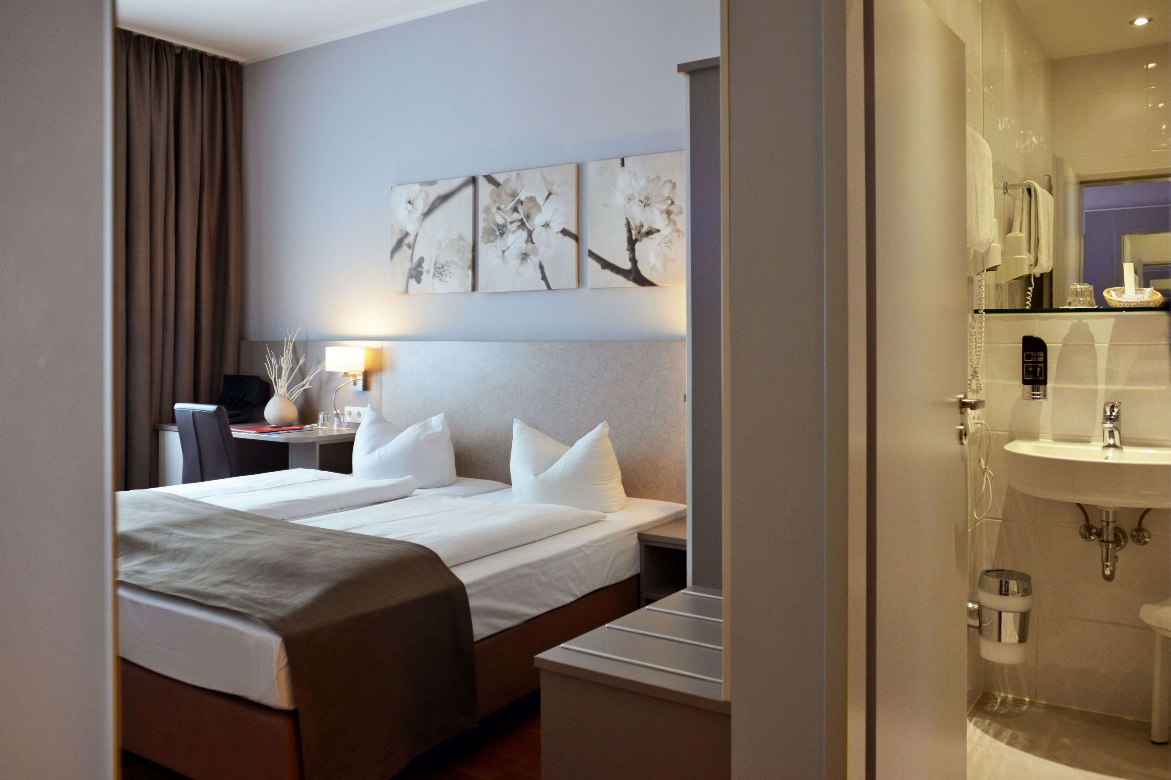 double room, annex building (budget - no elevator) | hypo-allergenic bedding, minibar, in-room safe, desk