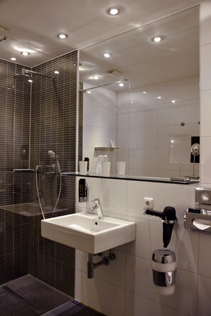 Shower, free toiletries, hair dryer, towels - Arthotel Munich (Munich)