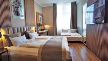 Standard-Vierbettzimmer | Allergikerbettwaren, Minibar, Zimmersafe, Schreibtisch