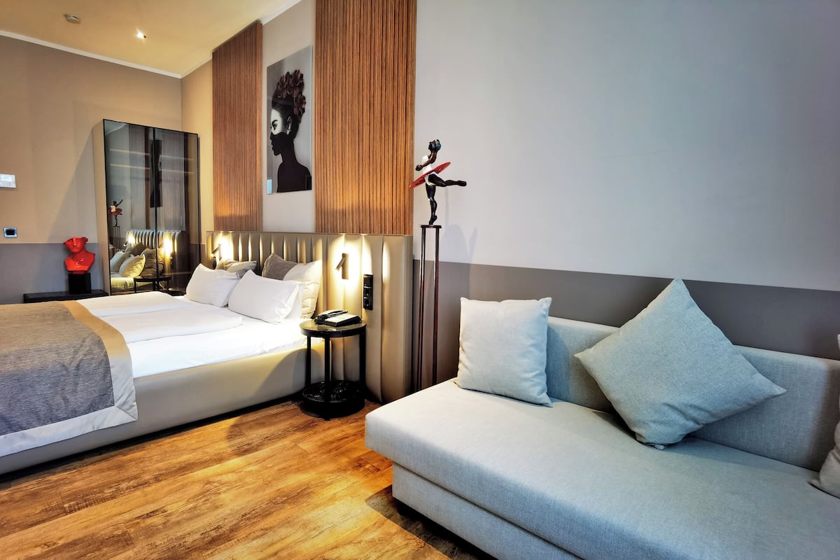 低刺激性寝具、ミニバー、セーフティボックス (室内)、デスク