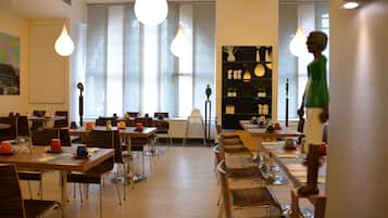 Café da manhã com buffet grátis todos os dias