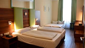Habitación de hotel con dos camas, un escritorio, una silla, un teléfono y un espejo.