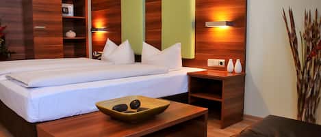 Hypo-allergenic bedding, minibar, in-room safe, desk