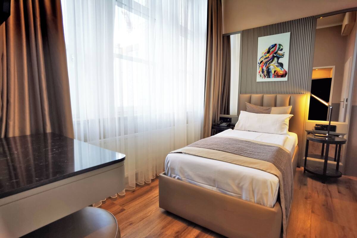 Standard Single Room | Hypo-allergenic bedding available, minibar, in-room safe, desk