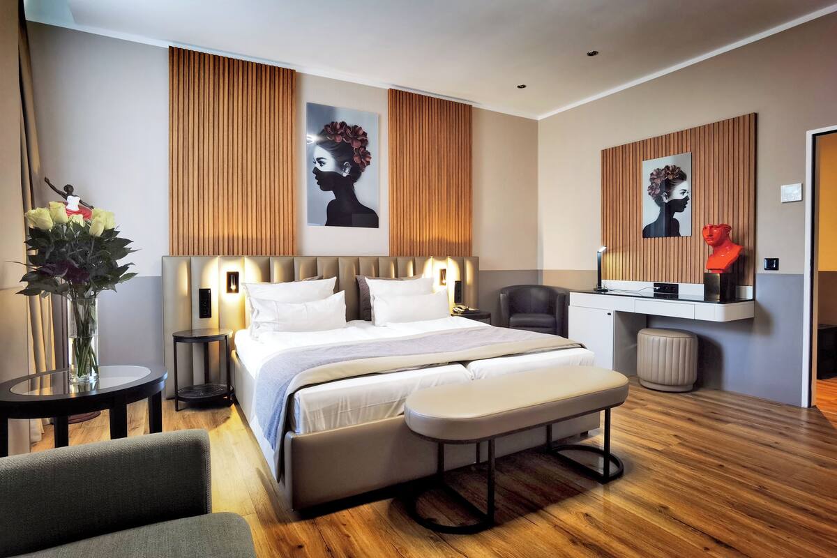 Comfort Double Room | Hypo-allergenic bedding available, minibar, in-room safe, desk